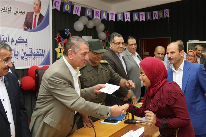 بالصور.. محافظ كفر الشيخ يكرم أوائل الإعدادية ويوزع 20 دفتر توفير علي الطلاب غير القادرين