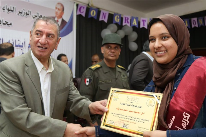 بالصور.. محافظ كفر الشيخ يكرم أوائل الإعدادية ويوزع 20 دفتر توفير علي الطلاب غير القادرين