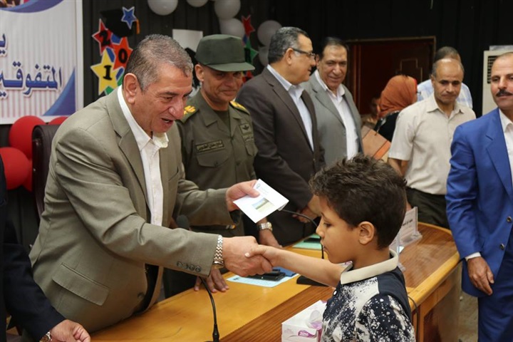 بالصور.. محافظ كفر الشيخ يكرم أوائل الإعدادية ويوزع 20 دفتر توفير علي الطلاب غير القادرين