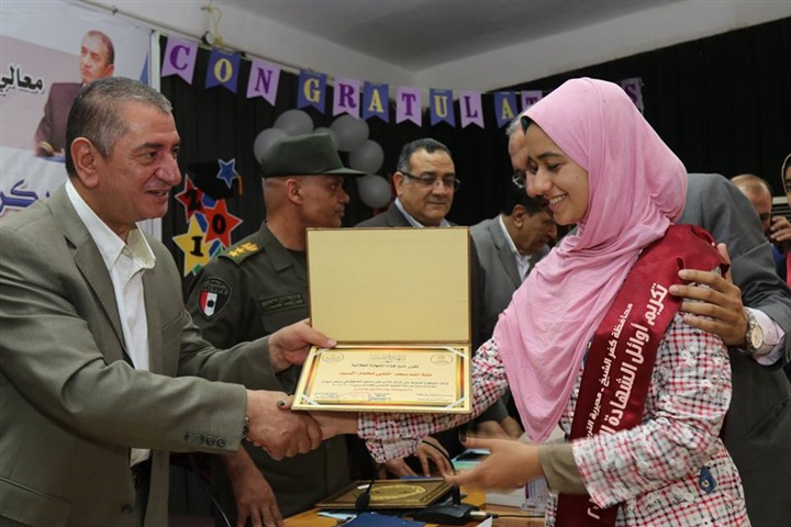 بالصور.. محافظ كفر الشيخ يكرم أوائل الإعدادية ويوزع 20 دفتر توفير علي الطلاب غير القادرين