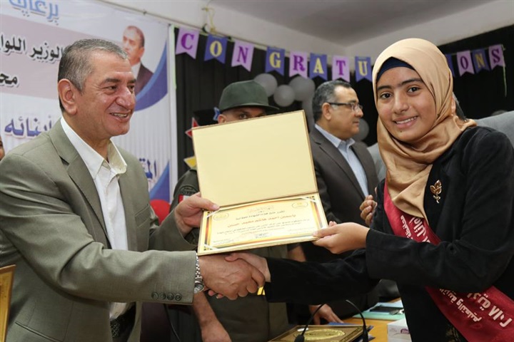 بالصور.. محافظ كفر الشيخ يكرم أوائل الإعدادية ويوزع 20 دفتر توفير علي الطلاب غير القادرين
