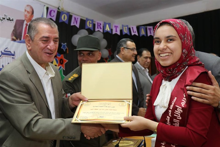 بالصور.. محافظ كفر الشيخ يكرم أوائل الإعدادية ويوزع 20 دفتر توفير علي الطلاب غير القادرين