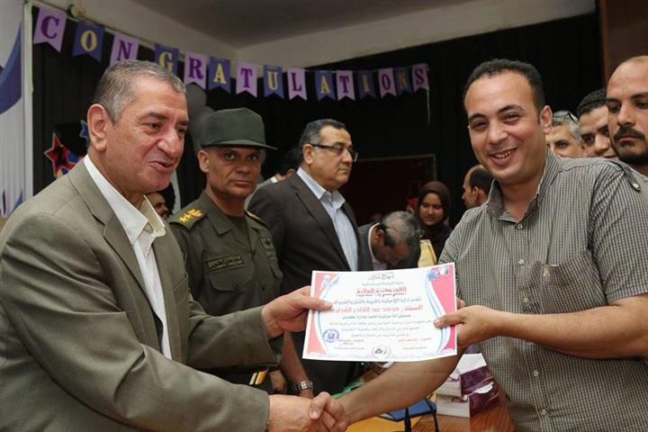 بالصور.. محافظ كفر الشيخ يكرم أوائل الإعدادية ويوزع 20 دفتر توفير علي الطلاب غير القادرين