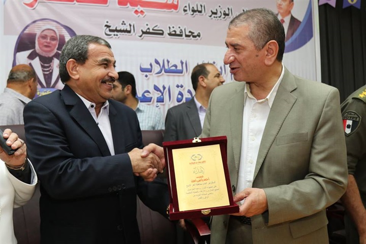 بالصور.. محافظ كفر الشيخ يكرم أوائل الإعدادية ويوزع 20 دفتر توفير علي الطلاب غير القادرين