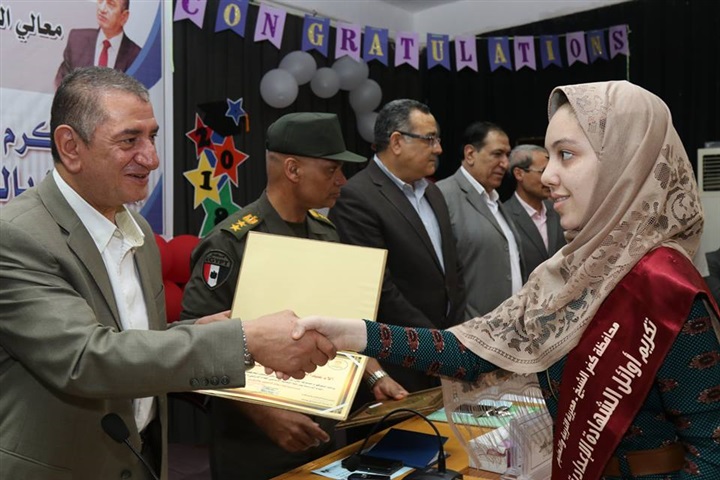 بالصور.. محافظ كفر الشيخ يكرم أوائل الإعدادية ويوزع 20 دفتر توفير علي الطلاب غير القادرين