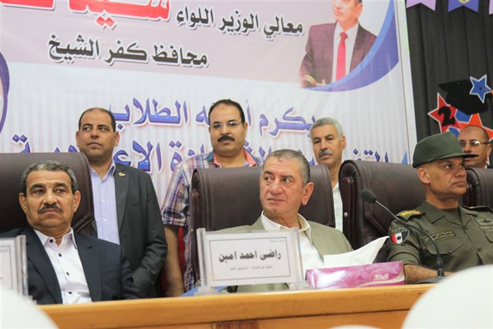 بالصور.. محافظ كفر الشيخ يكرم أوائل الإعدادية ويوزع 20 دفتر توفير علي الطلاب غير القادرين
