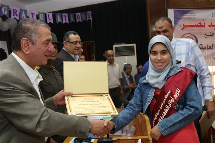 بالصور.. محافظ كفر الشيخ يكرم أوائل الإعدادية ويوزع 20 دفتر توفير علي الطلاب غير القادرين
