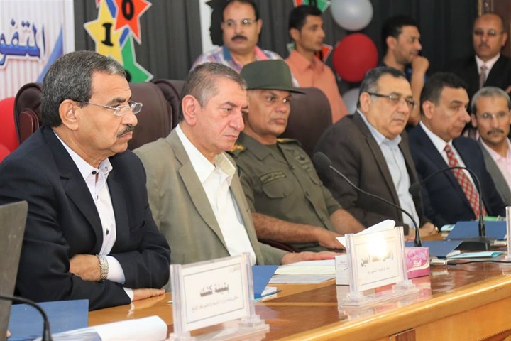 بالصور.. محافظ كفر الشيخ يكرم أوائل الإعدادية ويوزع 20 دفتر توفير علي الطلاب غير القادرين