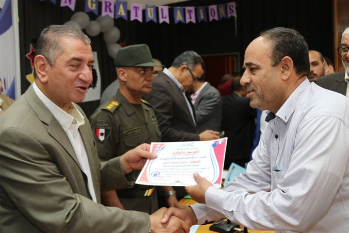 بالصور.. محافظ كفر الشيخ يكرم أوائل الإعدادية ويوزع 20 دفتر توفير علي الطلاب غير القادرين