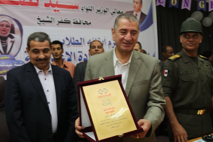 بالصور.. محافظ كفر الشيخ يكرم أوائل الإعدادية ويوزع 20 دفتر توفير علي الطلاب غير القادرين