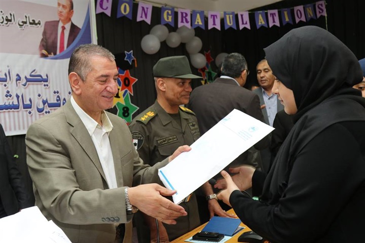بالصور.. محافظ كفر الشيخ يكرم أوائل الإعدادية ويوزع 20 دفتر توفير علي الطلاب غير القادرين