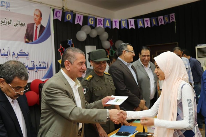 بالصور.. محافظ كفر الشيخ يكرم أوائل الإعدادية ويوزع 20 دفتر توفير علي الطلاب غير القادرين