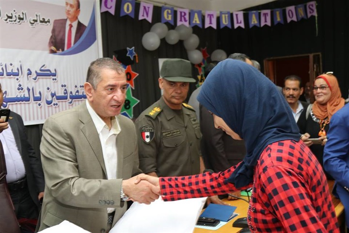 بالصور.. محافظ كفر الشيخ يكرم أوائل الإعدادية ويوزع 20 دفتر توفير علي الطلاب غير القادرين