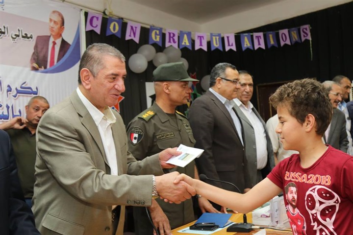 بالصور.. محافظ كفر الشيخ يكرم أوائل الإعدادية ويوزع 20 دفتر توفير علي الطلاب غير القادرين
