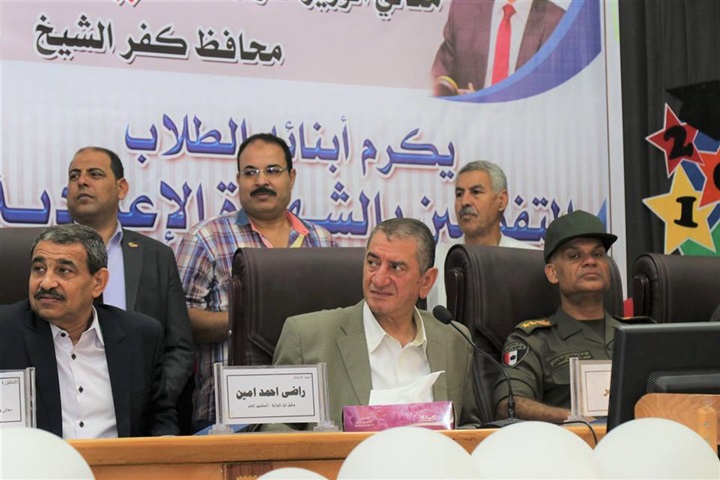 بالصور.. محافظ كفر الشيخ يكرم أوائل الإعدادية ويوزع 20 دفتر توفير علي الطلاب غير القادرين