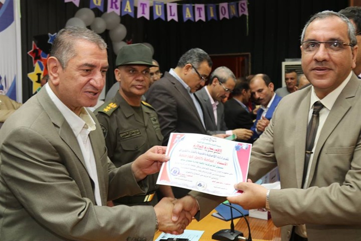 بالصور.. محافظ كفر الشيخ يكرم أوائل الإعدادية ويوزع 20 دفتر توفير علي الطلاب غير القادرين