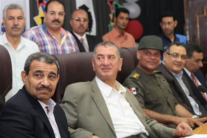 بالصور.. محافظ كفر الشيخ يكرم أوائل الإعدادية ويوزع 20 دفتر توفير علي الطلاب غير القادرين