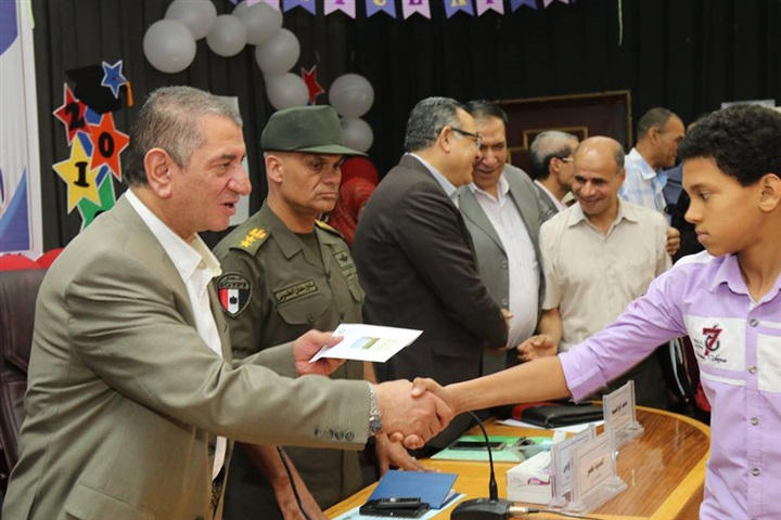 بالصور.. محافظ كفر الشيخ يكرم أوائل الإعدادية ويوزع 20 دفتر توفير علي الطلاب غير القادرين