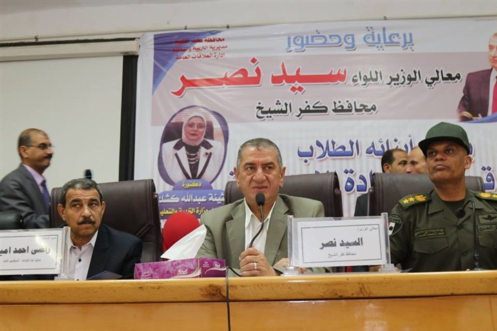 بالصور.. محافظ كفر الشيخ يكرم أوائل الإعدادية ويوزع 20 دفتر توفير علي الطلاب غير القادرين