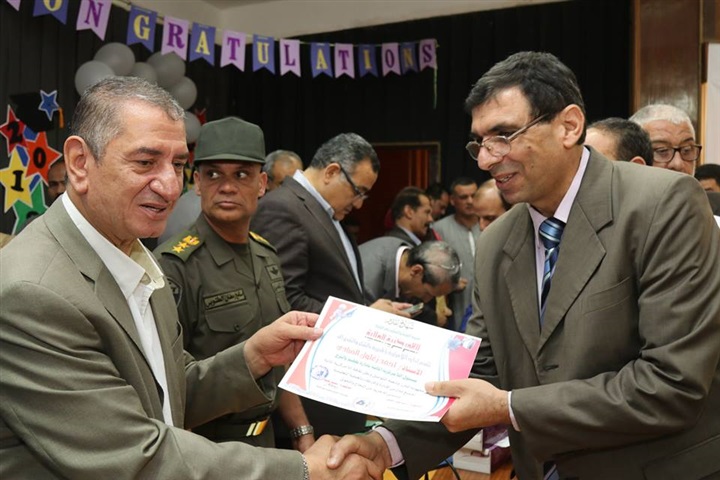 بالصور.. محافظ كفر الشيخ يكرم أوائل الإعدادية ويوزع 20 دفتر توفير علي الطلاب غير القادرين