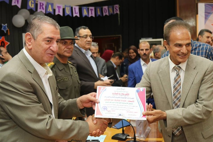 بالصور.. محافظ كفر الشيخ يكرم أوائل الإعدادية ويوزع 20 دفتر توفير علي الطلاب غير القادرين