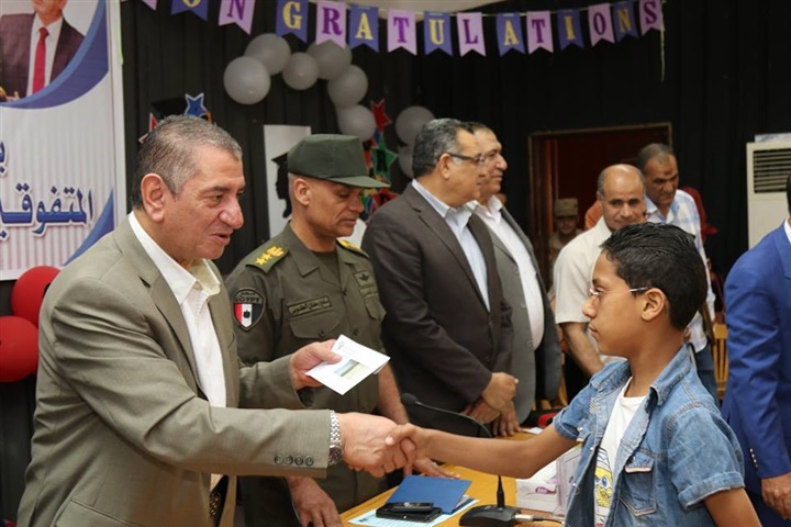 بالصور.. محافظ كفر الشيخ يكرم أوائل الإعدادية ويوزع 20 دفتر توفير علي الطلاب غير القادرين