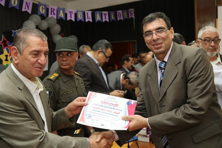 بالصور.. محافظ كفر الشيخ يكرم أوائل الإعدادية ويوزع 20 دفتر توفير علي الطلاب غير القادرين
