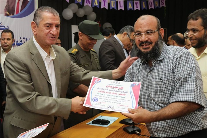 بالصور.. محافظ كفر الشيخ يكرم أوائل الإعدادية ويوزع 20 دفتر توفير علي الطلاب غير القادرين