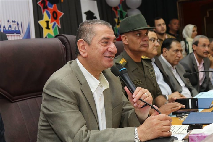 بالصور.. محافظ كفر الشيخ يكرم أوائل الإعدادية ويوزع 20 دفتر توفير علي الطلاب غير القادرين