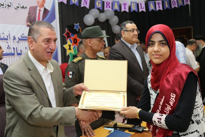 بالصور.. محافظ كفر الشيخ يكرم أوائل الإعدادية ويوزع 20 دفتر توفير علي الطلاب غير القادرين