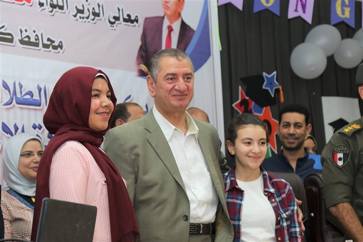 بالصور.. محافظ كفر الشيخ يكرم أوائل الإعدادية ويوزع 20 دفتر توفير علي الطلاب غير القادرين