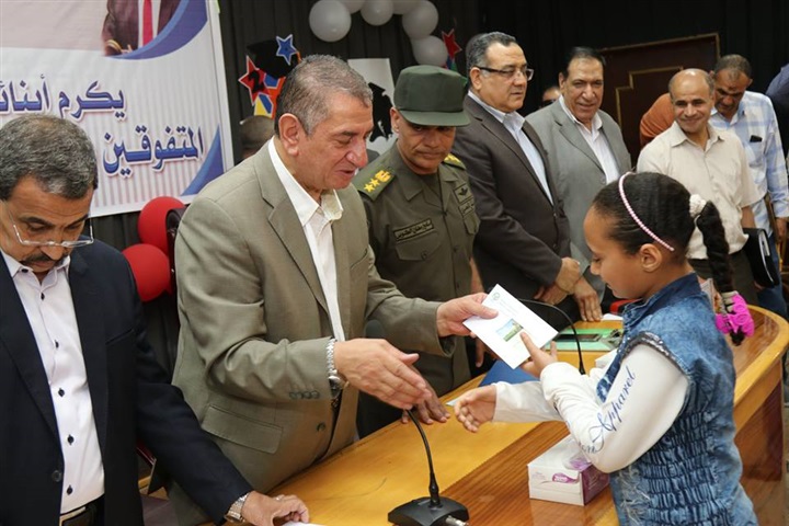بالصور.. محافظ كفر الشيخ يكرم أوائل الإعدادية ويوزع 20 دفتر توفير علي الطلاب غير القادرين