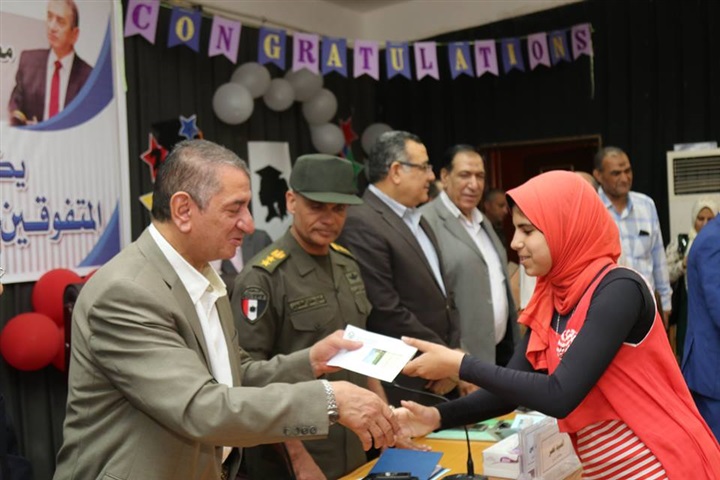 بالصور.. محافظ كفر الشيخ يكرم أوائل الإعدادية ويوزع 20 دفتر توفير علي الطلاب غير القادرين