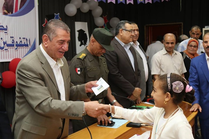 بالصور.. محافظ كفر الشيخ يكرم أوائل الإعدادية ويوزع 20 دفتر توفير علي الطلاب غير القادرين