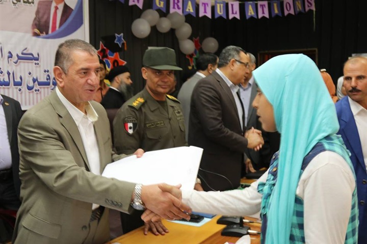 بالصور.. محافظ كفر الشيخ يكرم أوائل الإعدادية ويوزع 20 دفتر توفير علي الطلاب غير القادرين