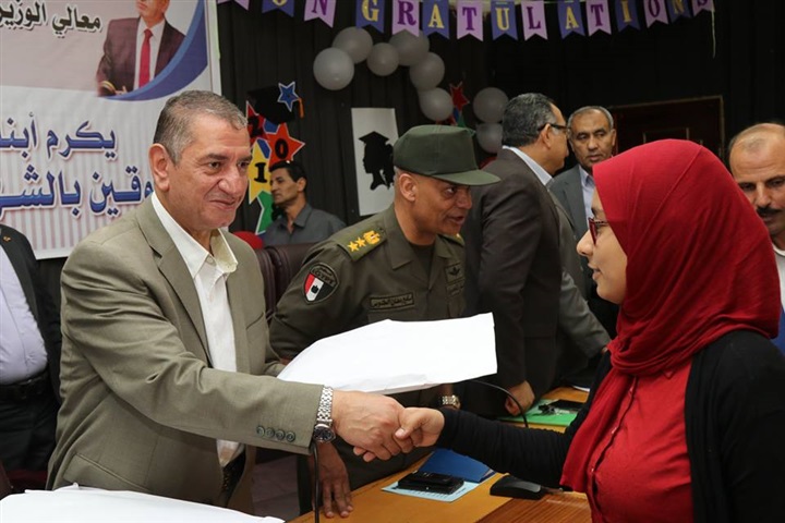 بالصور.. محافظ كفر الشيخ يكرم أوائل الإعدادية ويوزع 20 دفتر توفير علي الطلاب غير القادرين