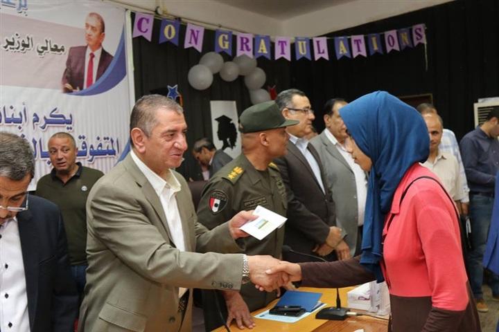 بالصور.. محافظ كفر الشيخ يكرم أوائل الإعدادية ويوزع 20 دفتر توفير علي الطلاب غير القادرين