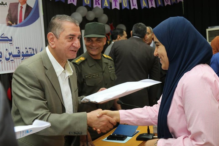 بالصور.. محافظ كفر الشيخ يكرم أوائل الإعدادية ويوزع 20 دفتر توفير علي الطلاب غير القادرين