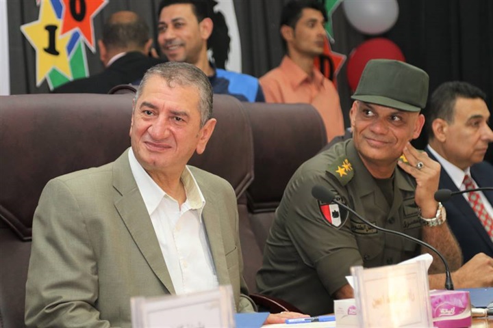 بالصور.. محافظ كفر الشيخ يكرم أوائل الإعدادية ويوزع 20 دفتر توفير علي الطلاب غير القادرين