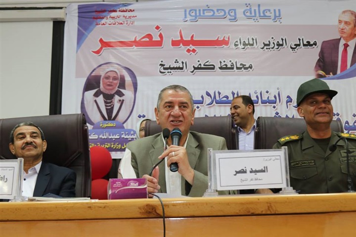 بالصور.. محافظ كفر الشيخ يكرم أوائل الإعدادية ويوزع 20 دفتر توفير علي الطلاب غير القادرين