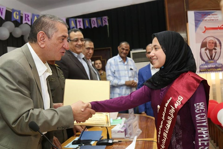 بالصور.. محافظ كفر الشيخ يكرم أوائل الإعدادية ويوزع 20 دفتر توفير علي الطلاب غير القادرين