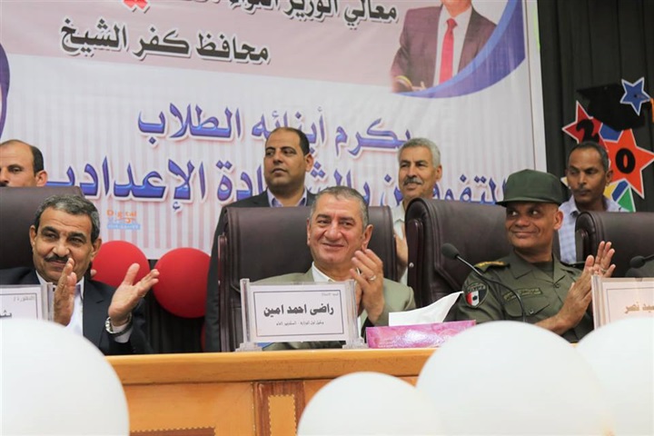 بالصور.. محافظ كفر الشيخ يكرم أوائل الإعدادية ويوزع 20 دفتر توفير علي الطلاب غير القادرين