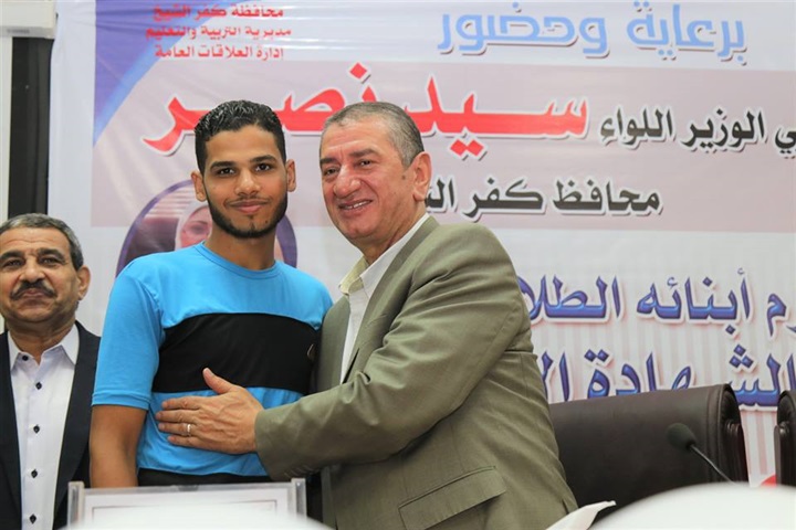 بالصور.. محافظ كفر الشيخ يكرم أوائل الإعدادية ويوزع 20 دفتر توفير علي الطلاب غير القادرين