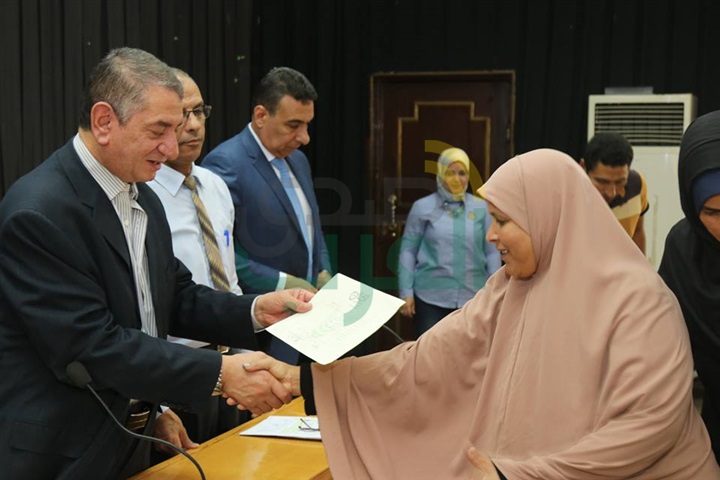 بالفيديو والصور.. محافظ كفر الشيخ يمنح 996 رائدة ريفية وثيقة "أمان" 
