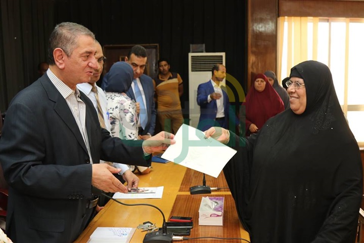 بالفيديو والصور.. محافظ كفر الشيخ يمنح 996 رائدة ريفية وثيقة "أمان" 