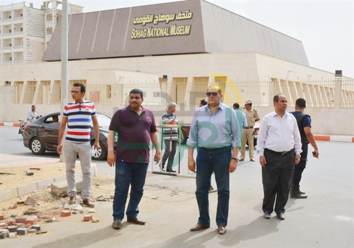 بالصور : تطوير المنطقة المحيطة بالمجلس الشعبى المحلى والاستاد الرياضى بسوهاج