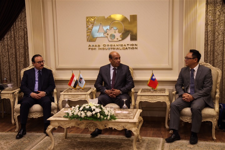 الهيئة العربية للتصنيع تبحث فرص الإستثمار مع شركة فوكسكون الصينية العالمية الهيئة العربية للتصنيع تبحث فرص الإستثمار مع شركة فوكسكون الصينية العالمية