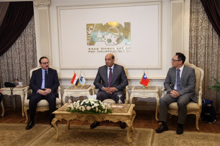 الهيئة العربية للتصنيع تبحث فرص الإستثمار مع شركة فوكسكون الصينية العالمية الهيئة العربية للتصنيع تبحث فرص الإستثمار مع شركة فوكسكون الصينية العالمية