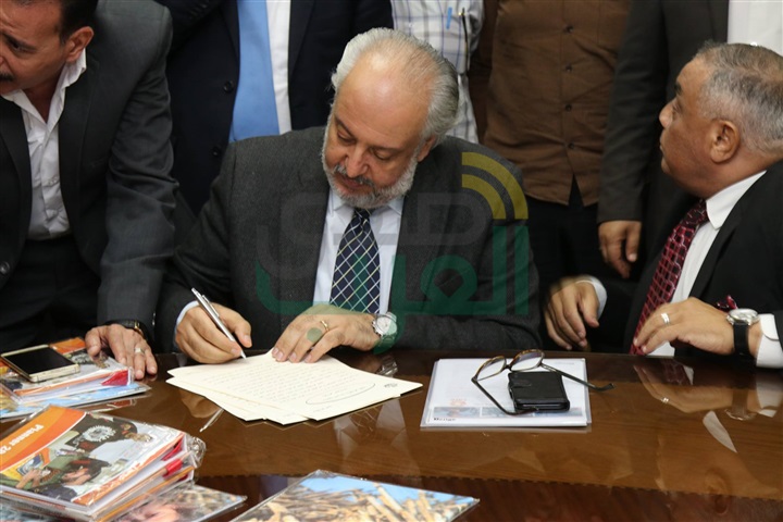 بالصور.. محافظ كفر الشيخ يوقع بروتوكول تعاون مشترك مع وزارة التموين وهيئة "كير" العالمية لتمويل المشروعات