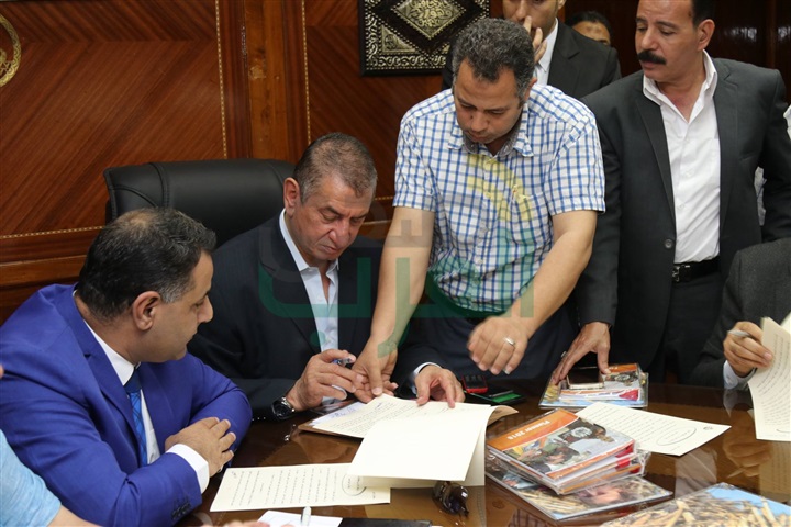 بالصور.. محافظ كفر الشيخ يوقع بروتوكول تعاون مشترك مع وزارة التموين وهيئة "كير" العالمية لتمويل المشروعات